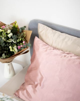 🌙 Vyměň bavlnu za satén a dopřej si malou každodenní péči, která má velký efekt. Saténový povlak není jen o eleganci – je...